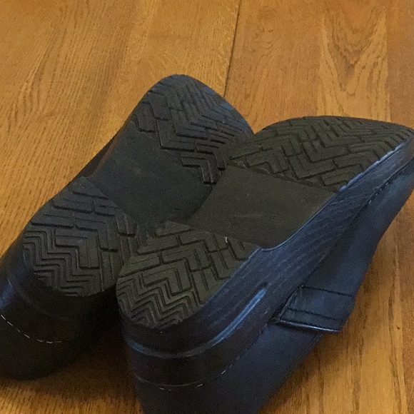Woman’s Dansko black nubuck clogs. Size 39. Barely worn! Small scratch. - Picture 6 of 8